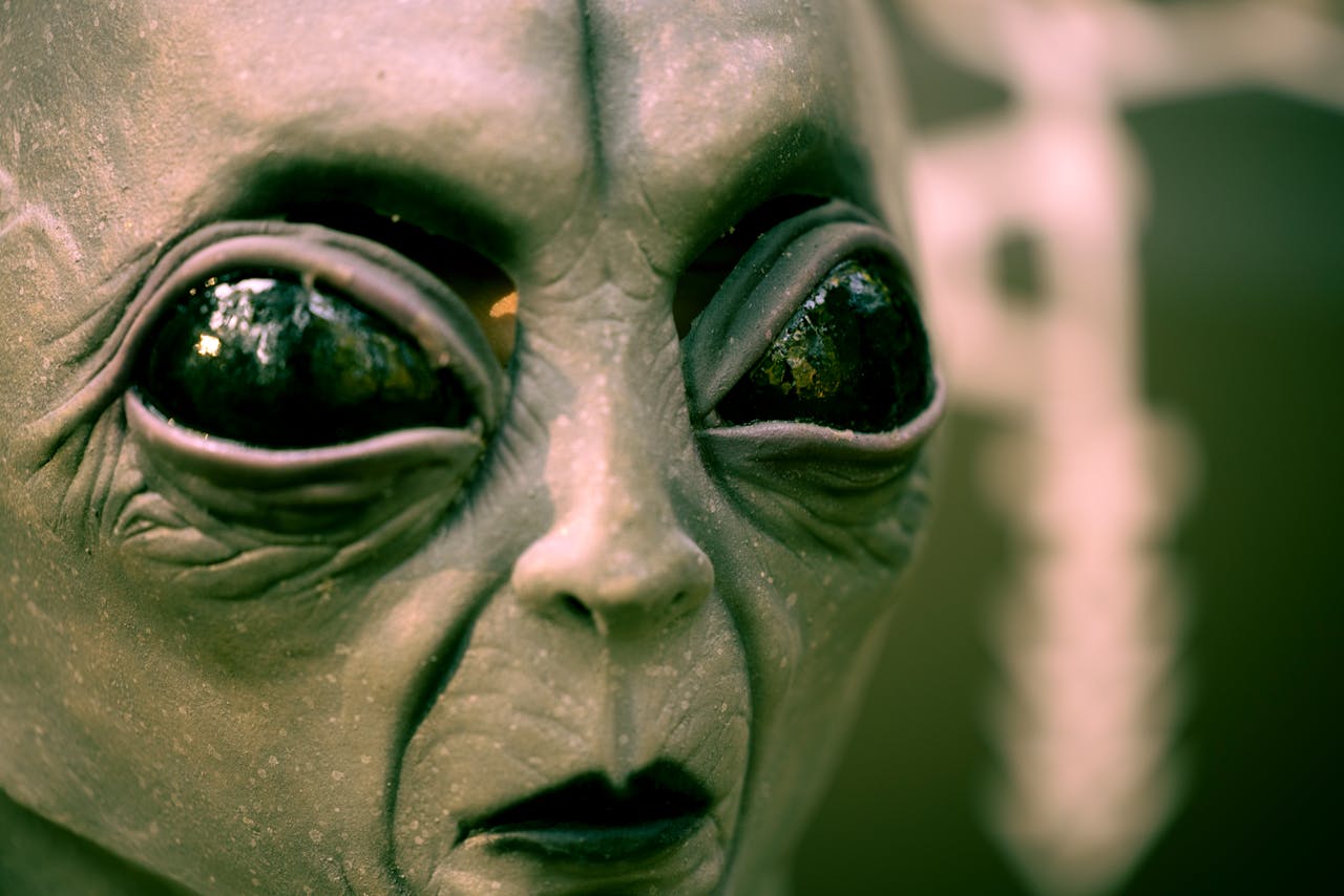 Anasayfa Detailed close-up of an alien face mask with black eyes, perfect for Halloween or sci-fi themes.