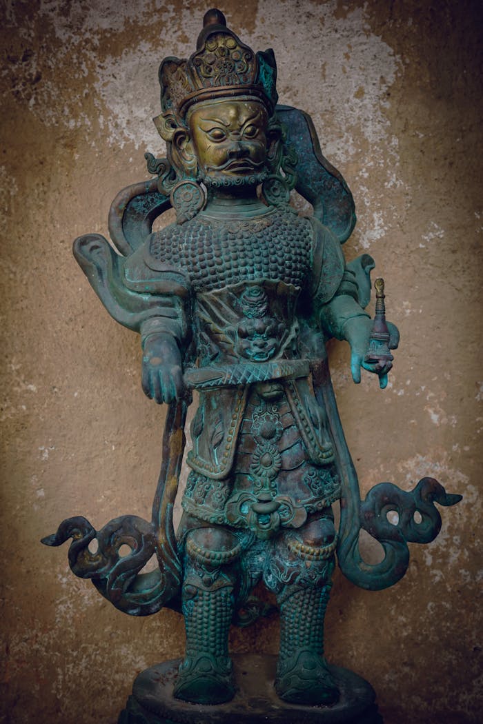 Anasayfa Detailed image of an ancient bronze guardian statue showcasing intricate patterns and mythical design.