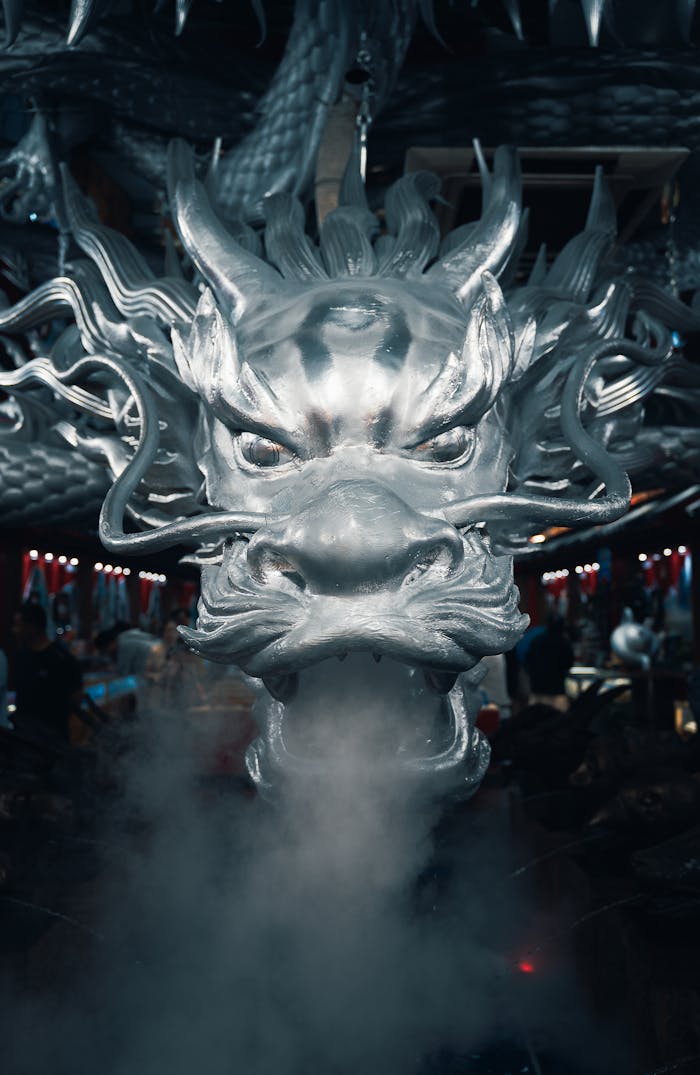 Anasayfa Silver dragon sculpture exuding mist in a traditional Chinese setting, Guilin.